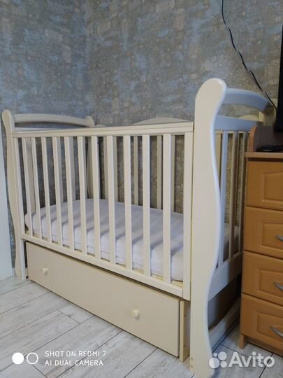 Детская кроватка с маятником