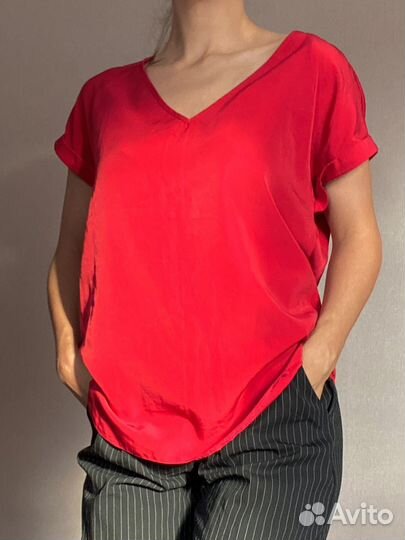 Блуза-футболка красная и широкие брюки в полоску