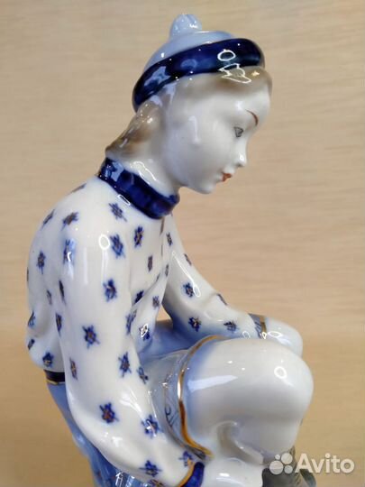 Фарфоровая статуэтка Фигуристка Гжель