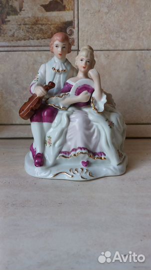 Фарфоровая статуэтка скрипачи