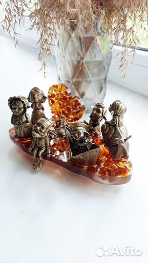 Хомлины на подставке из янтаря