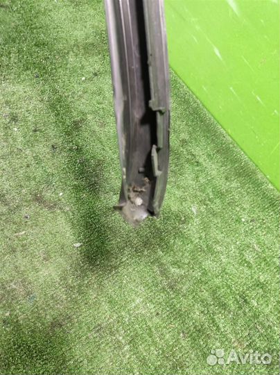 Молдинг лобового стекла правый Opel Astra J 2010