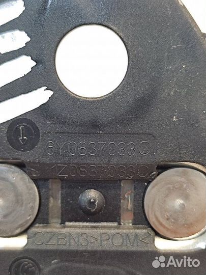 Ответная часть замка двери передняя Skoda Octavia