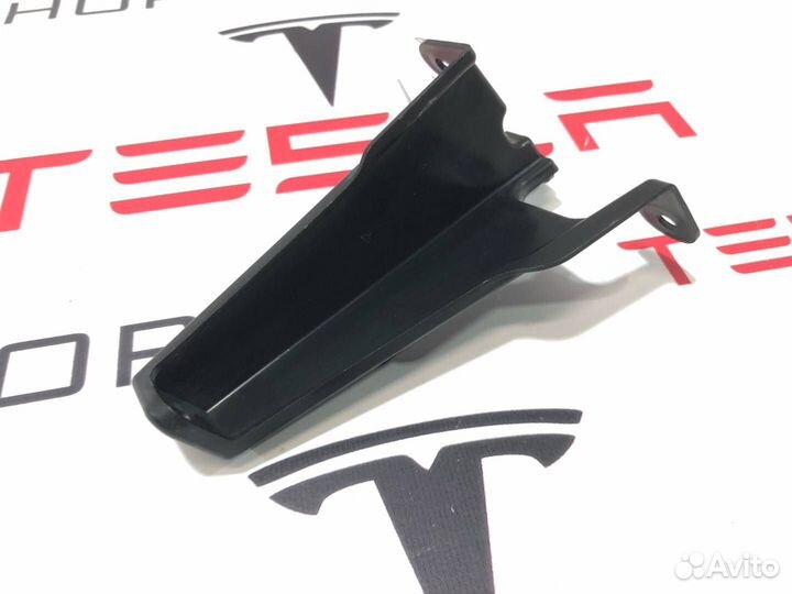 Кронштейн пластика стеклоочистителей Tesla Model X