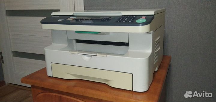 Многофункциональное устройство (принтер/скан/копир