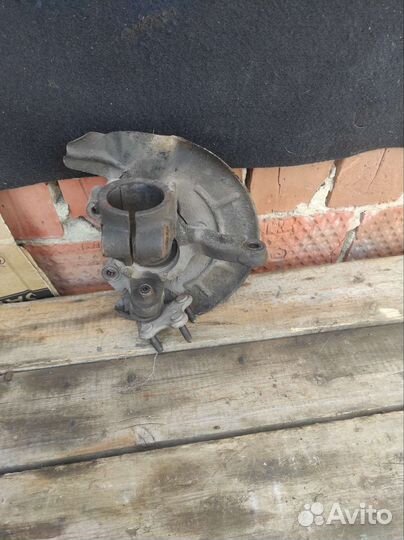 Правый поворотный кулак volkswagen polo седан