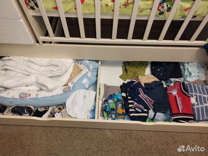 Детская кроватка с маятником и ящиком