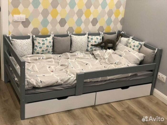 Кроватка от 2х лет с бортиком из натурального дере