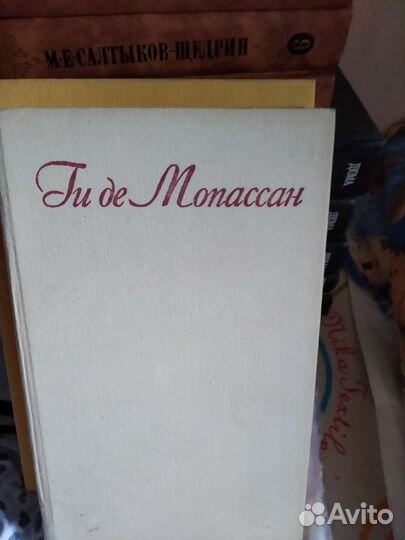 Книги много