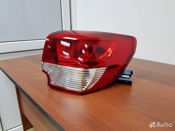 Фонарь задний правый наружный Kia Rio 3