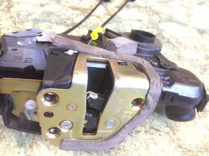 Замок двери передней правой Toyota Camry 30