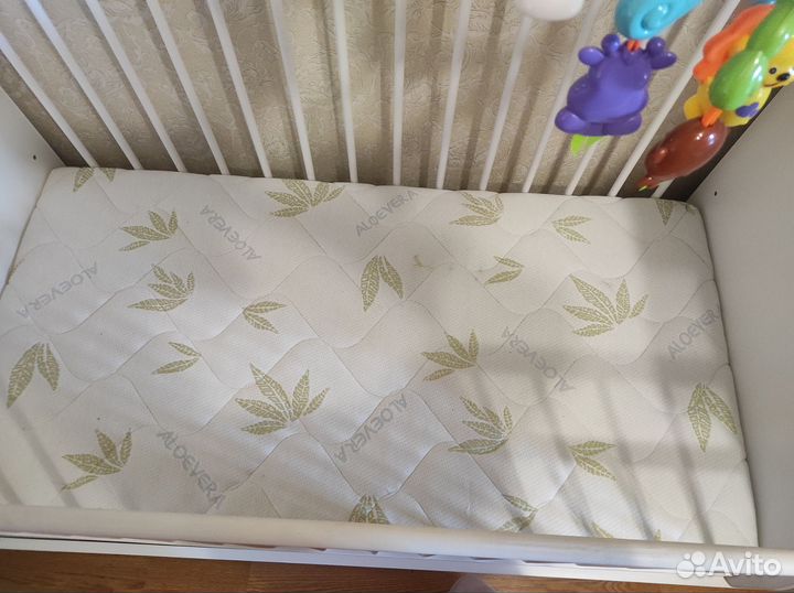 Детская кроватка с маятником