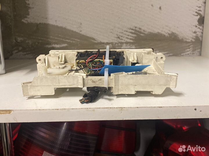 Блок управления отопителем Mitsubishi Carisma