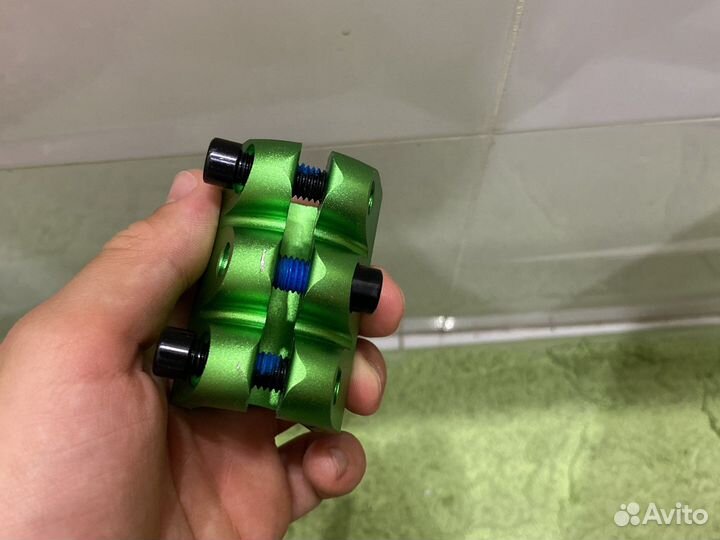 Зажим для трюкового самоката