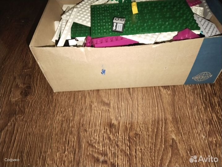 Целая коробка лего