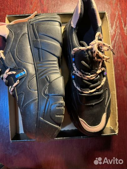 Кроссовки женские