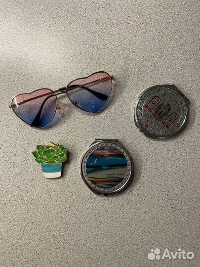 Очки, брошь и зеркальца