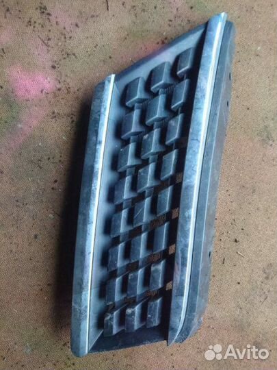 Решетка радиатора передняя правая Nissan Tiida