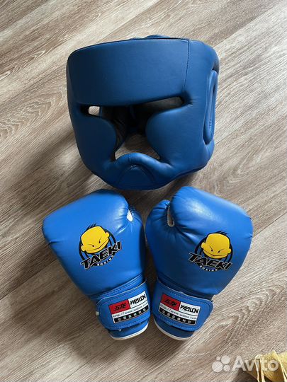Боксерские перчатки и шлем