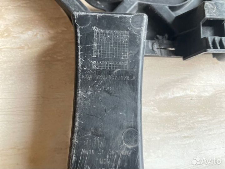 Кронштейн бампера передний правый Volkswagen