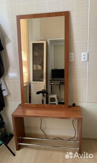 Парикмахерское оборудование зеркало, шкаф