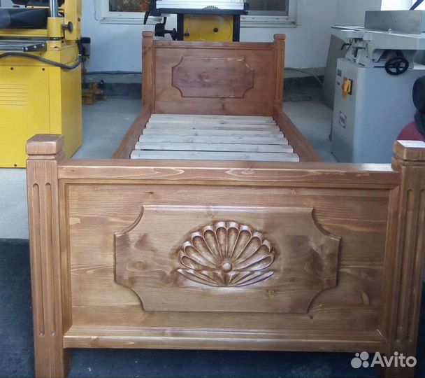 Кровать односпальная.Массив