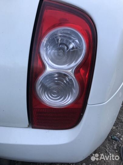 Фонарь задний правый на Nissan March 1.2л. 2005