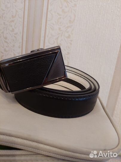 Мужской кожаный ремень черный