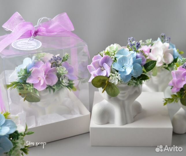 Цветочная композиция из мыла в подарочной коробке