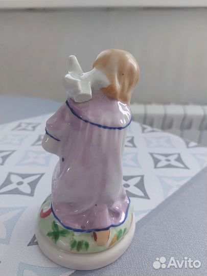 Фарфоровая статуэтка 