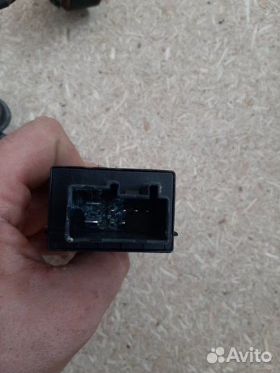 Реле топливного насоса Volkswagen Passat B6 BVY