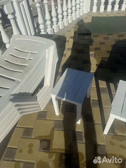 Шезлонги и стол