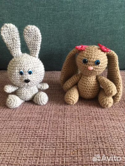 Вязаные игрушки зайки