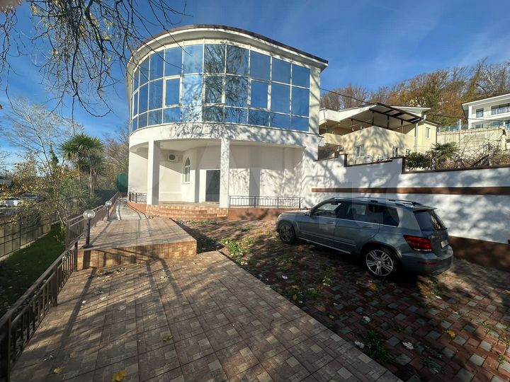 Дом 358,3 м² на участке 6 сот.