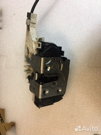 Замок двери передней левой Mercedes Benz Sprinter