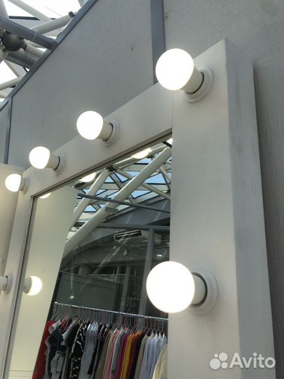 Гримерное зеркало с лампочками