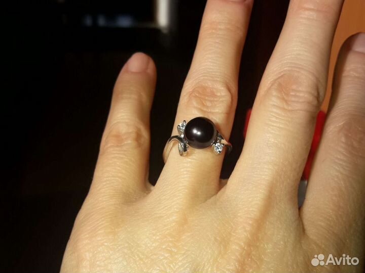 Кольцо черный жемчуг и фианиты в серебре