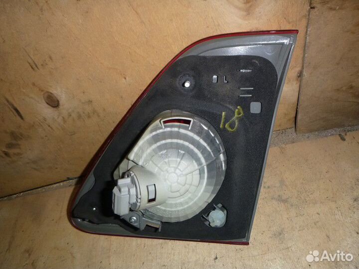 Фонарь задний внутренний левый Toyota Corolla X (2