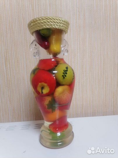 Бутылка, ваза с фруктами