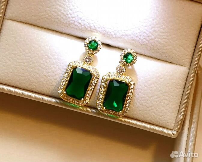 Серьги новые с зелёными вставками