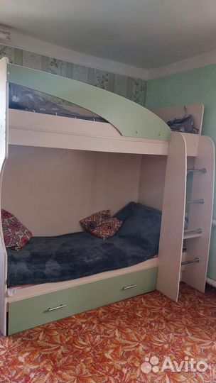 Детская кровать двухъярусная с лестницей