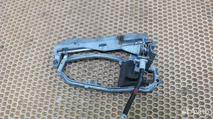 Кронштейн ручки двери правой е53