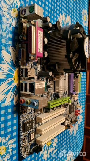 Материнская плата с процессором и куллером