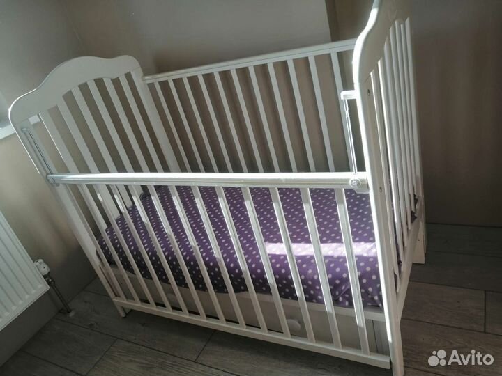 Детская кроватка и стульчик для кормления