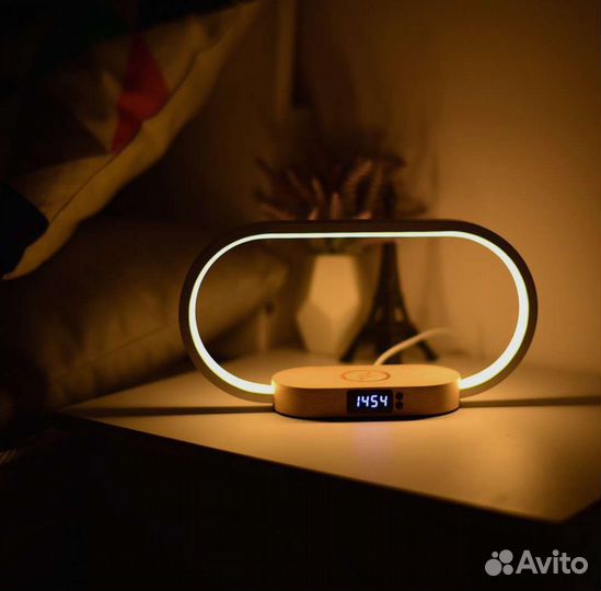 Настольная лампа с беспроводной зарядкой