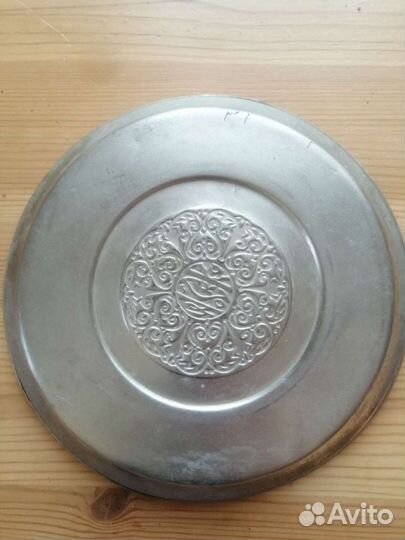 Тарелка с тисненным рисунком 