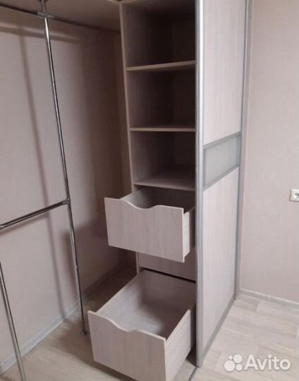 Рабочая зона у окна с распашным шкафом