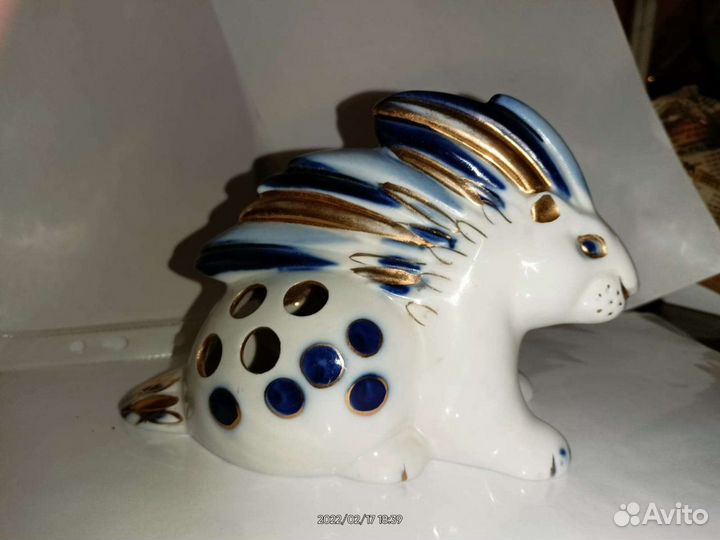 Фарфоровая статуэтка-карандашница 