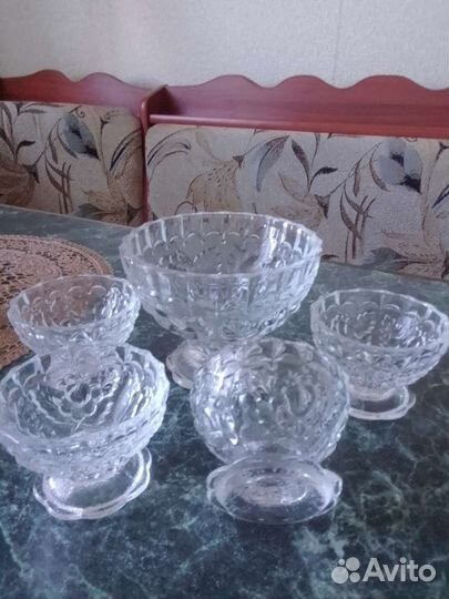 Вазочка для варенья и 4 розетки