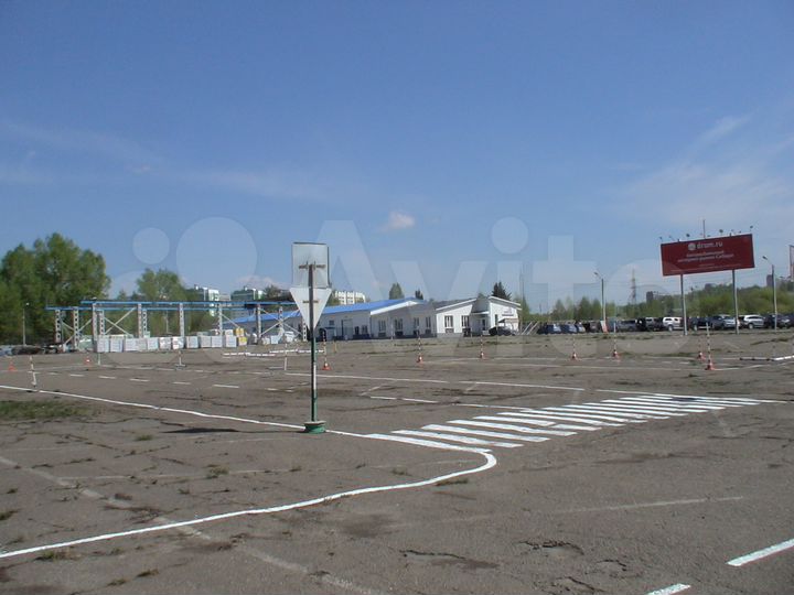 Машиноместо, > 30 м²
